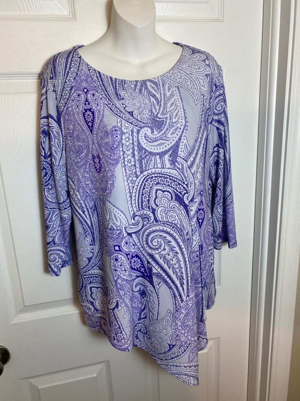 Chico’s The Ultimate Tee Coastal Paisley Tunic Size Medium Asymmetrical Hem Blue